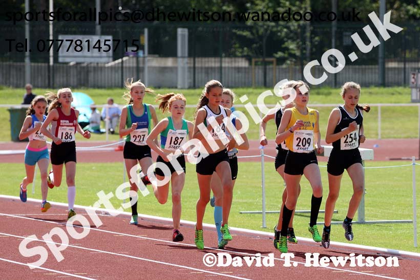 Under-15 girls 1500 metres. Photo: David T. Hewitson/Sports for All Pics